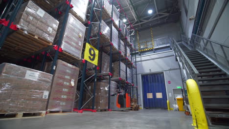 interior del almacén con estanterías para paletas y carretillas elevadoras