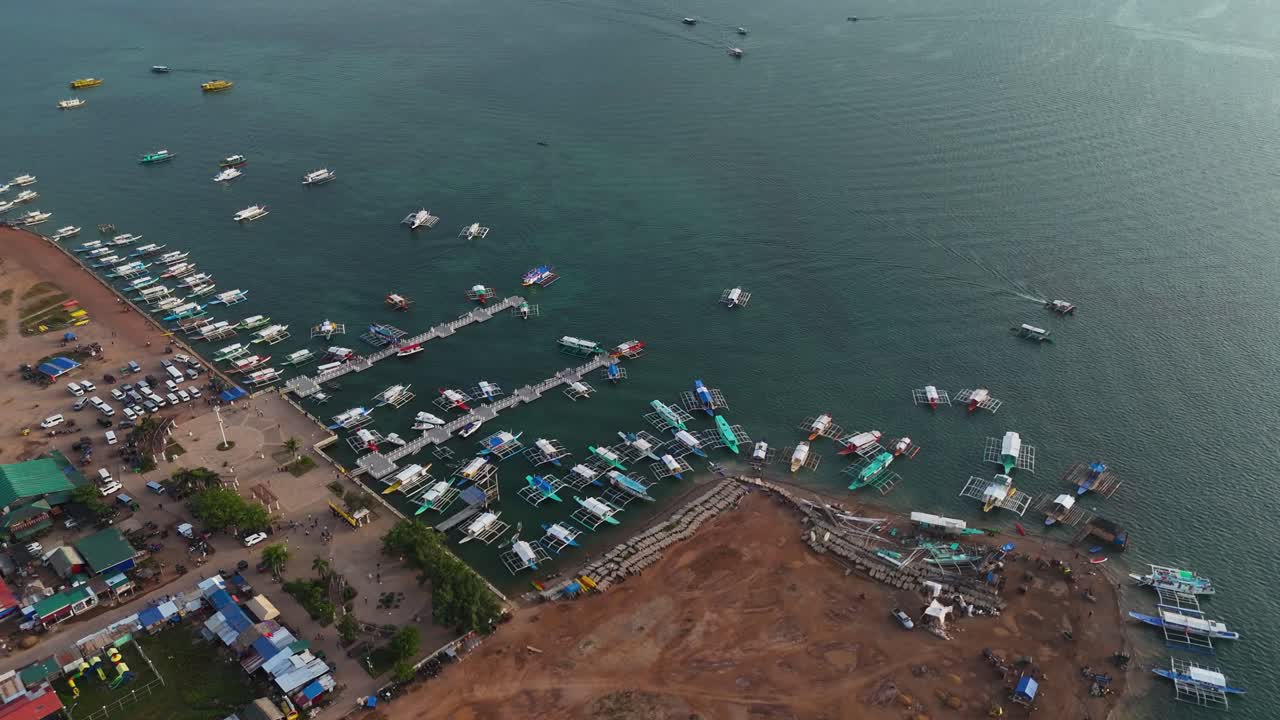 barcos en un puerto costero en las filipinas