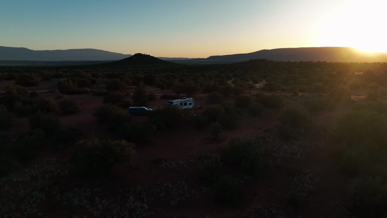 rv en el paisaje desértico de sedona en arizona durante la puesta de sol - retroceso aéreo