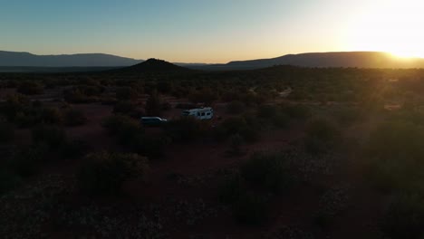 Rv-En-El-Paisaje-Desértico-De-Sedona-En-Arizona-Durante-La-Puesta-De-Sol---Retroceso-Aéreo