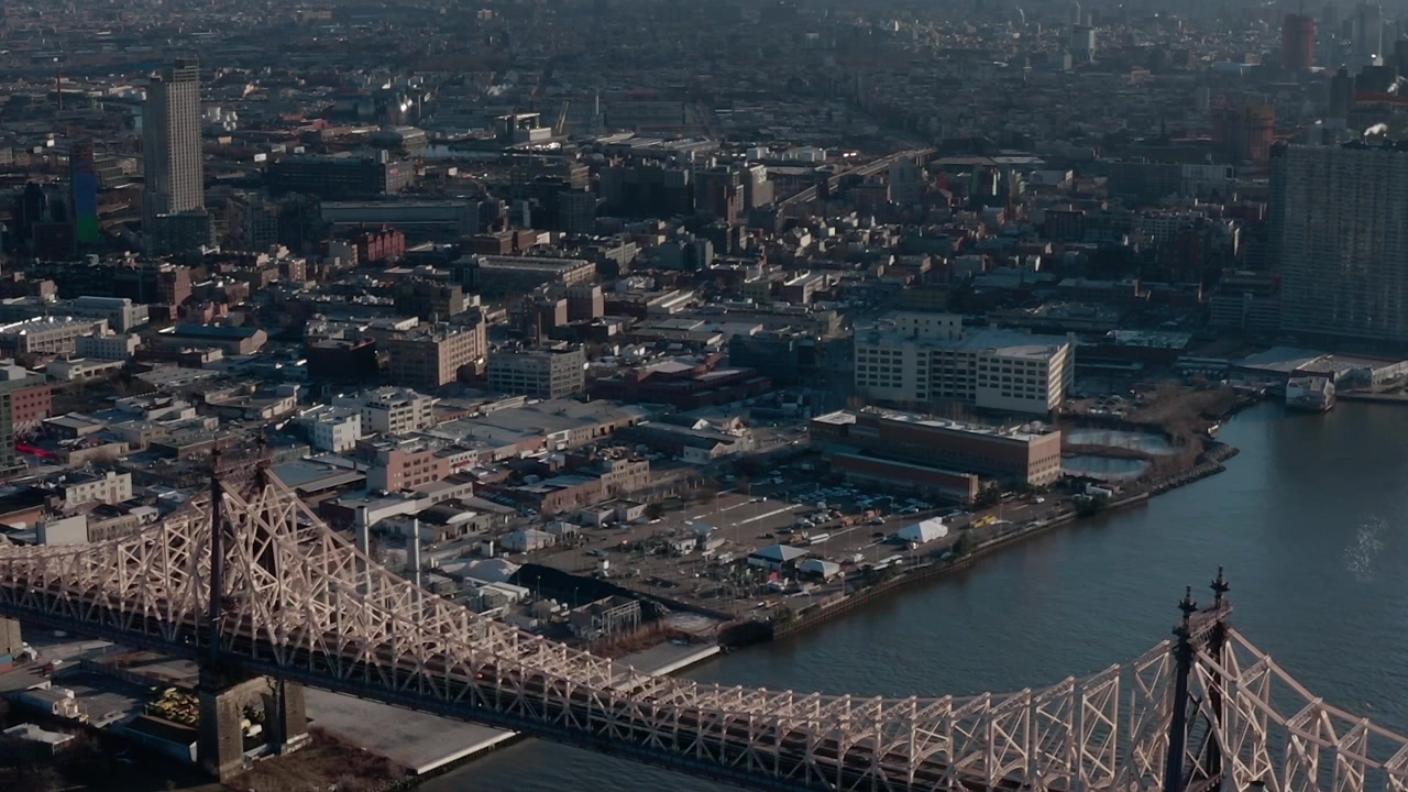 Veduta aerea dello skyline di New York City con il Ponte di Queensboro e gli edifici