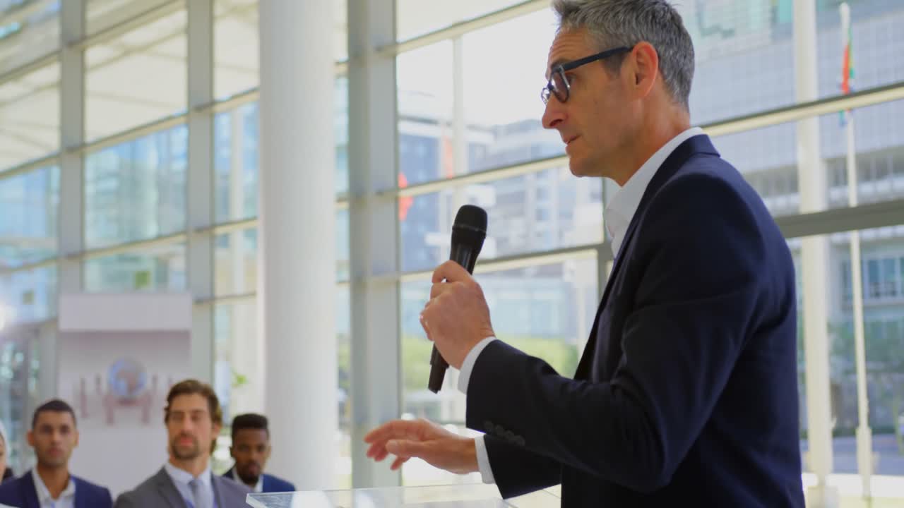 Ponente caucásico hablando en un seminario de negocios 4k