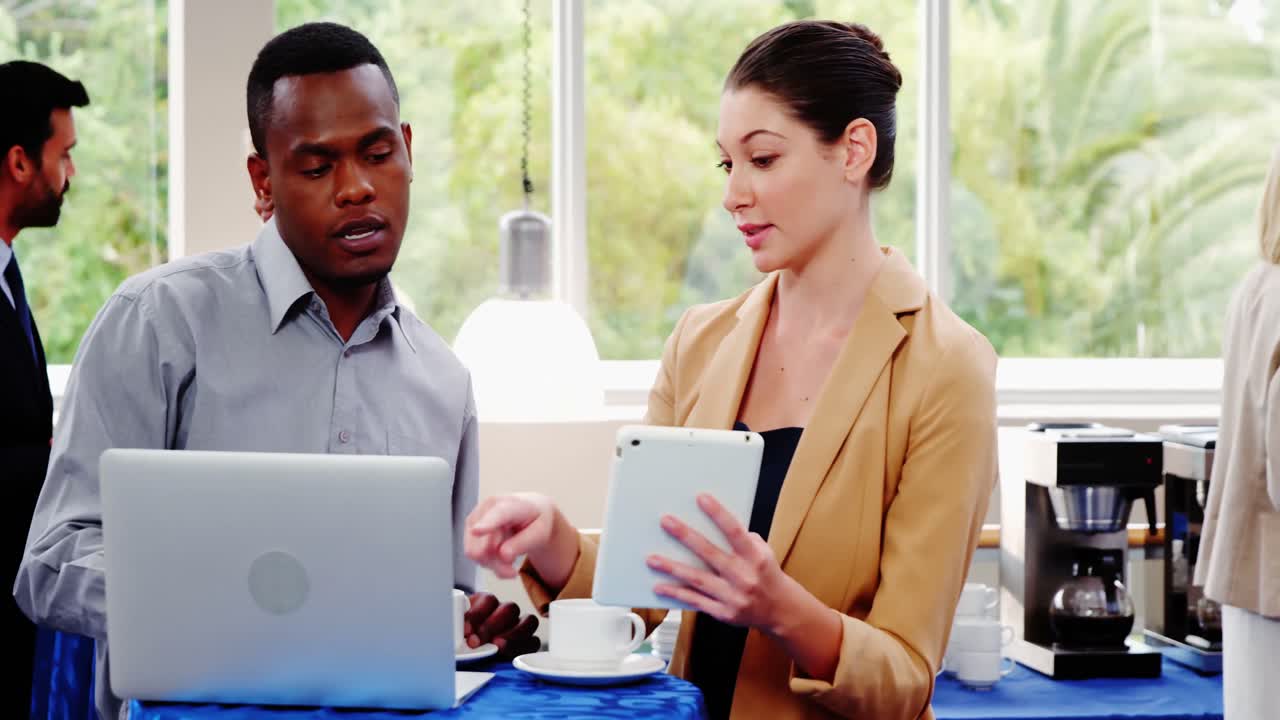 ejecutivos de negocios interactuando entre sí durante el descanso