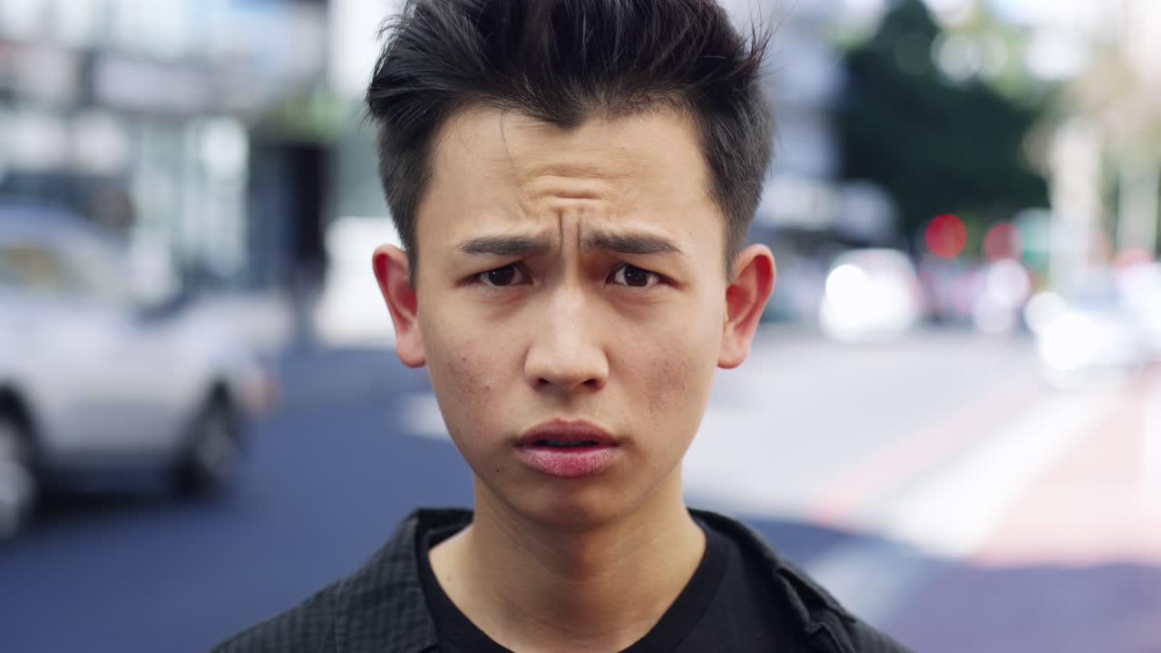 그는 장난을 좋아해요.