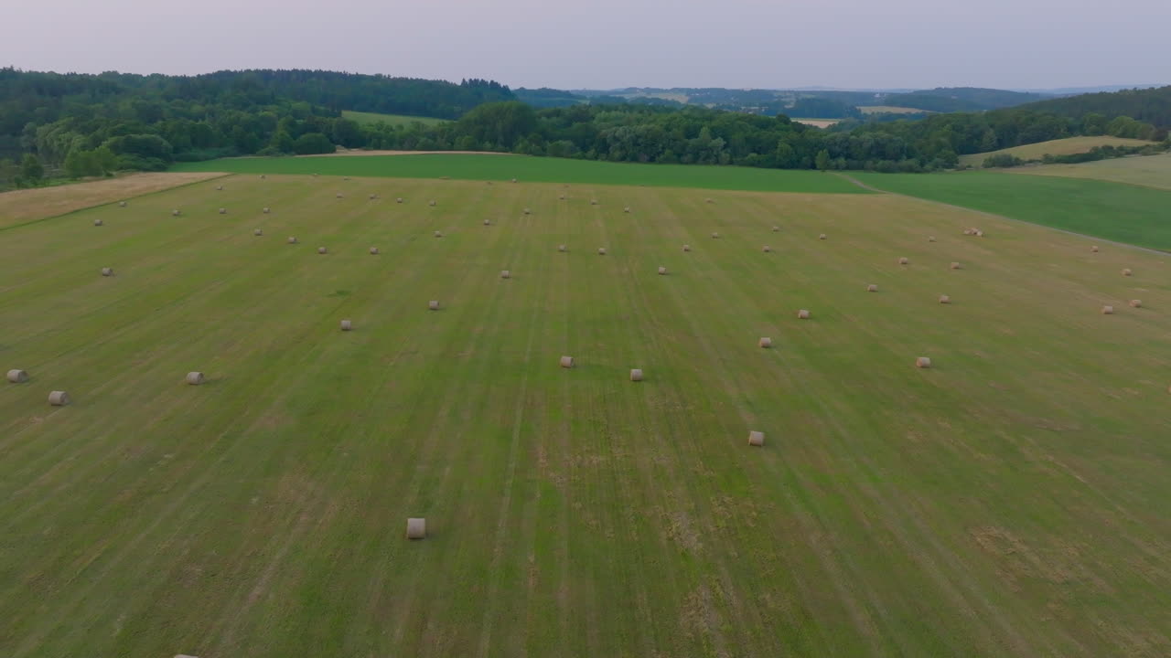 농장 위를 향하는 드론의 공중 영상