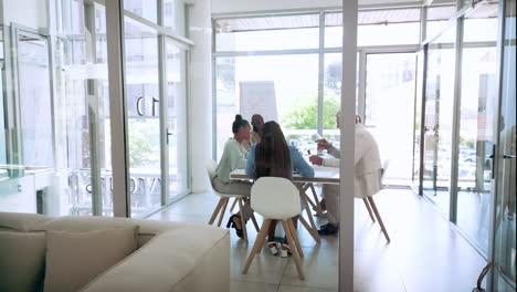 reunión, equipo y gente de negocios en colaboración