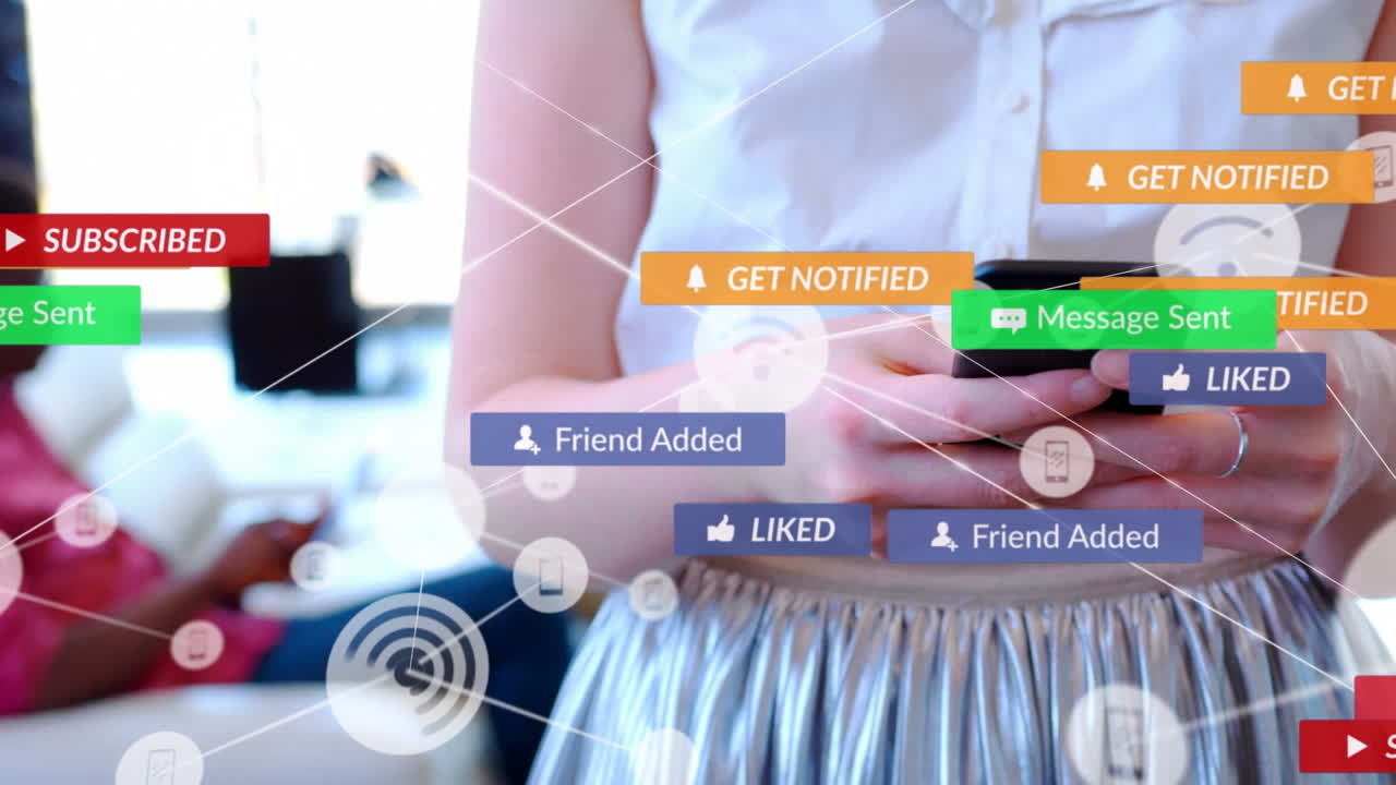 스마트폰을 사용하는 여성에 대한 아이콘과의 연결 네트워크의 애니메이션