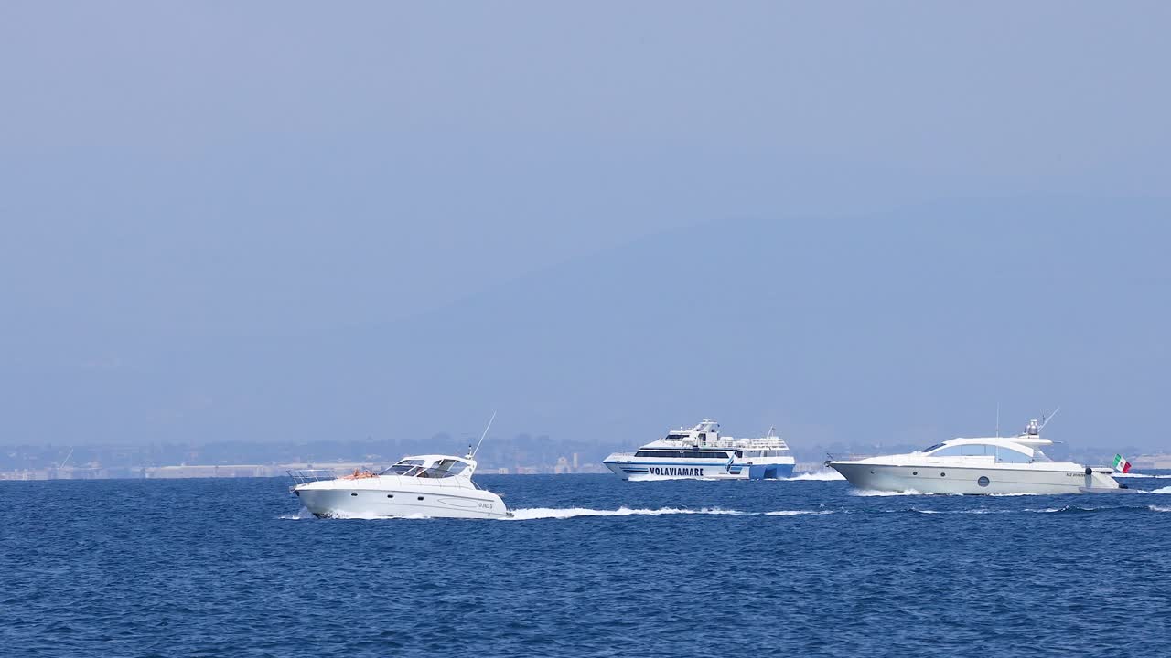 varios barcos en crucero en el mar
