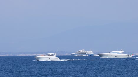 varios barcos en crucero en el mar