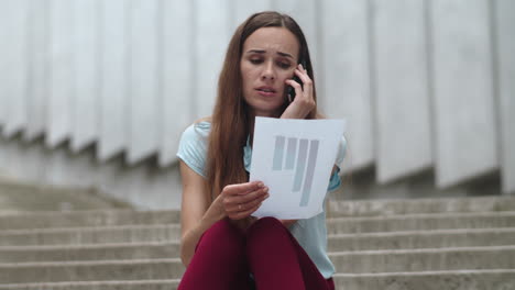 mujer de negocios hablando por teléfono inteligente con un colega. trabajador mirando documentos