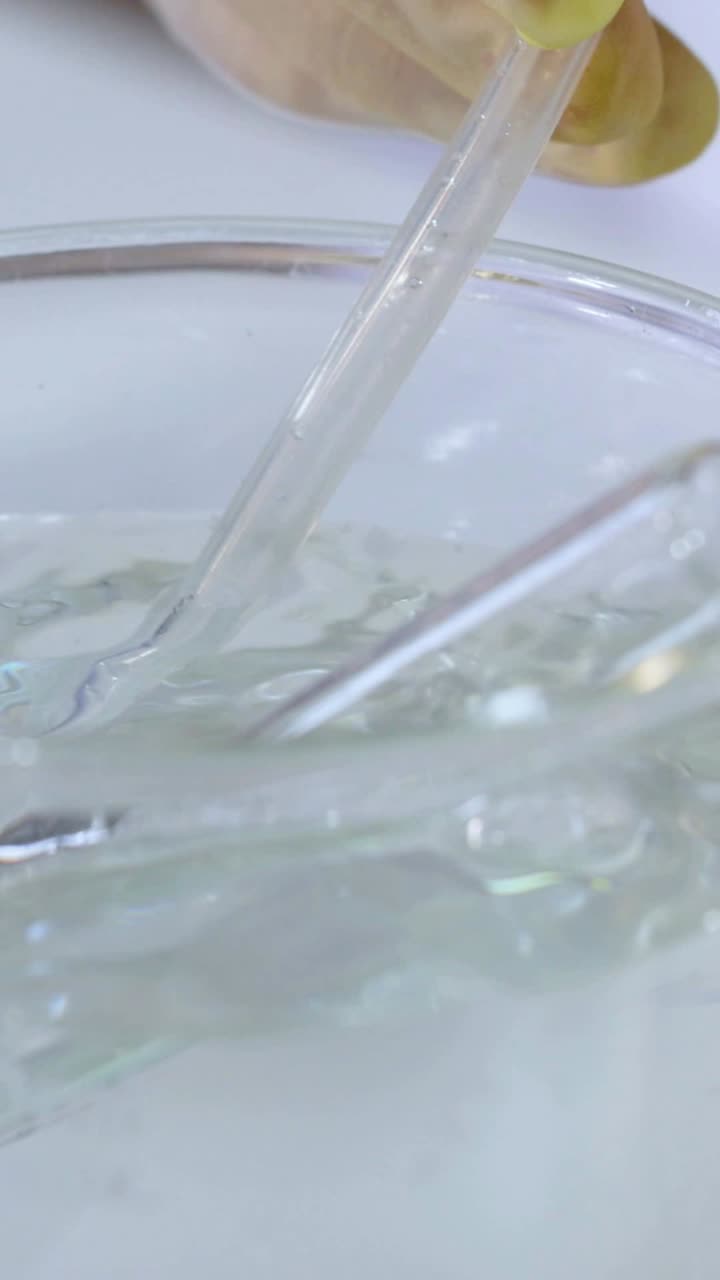 실험관에서 가스 거품을 생성하는 화학 반응