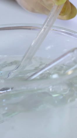 reacción química que produce burbujas de gas en el tubo de ensayo