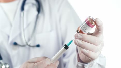 médico que administra una vacuna contra la covid-19