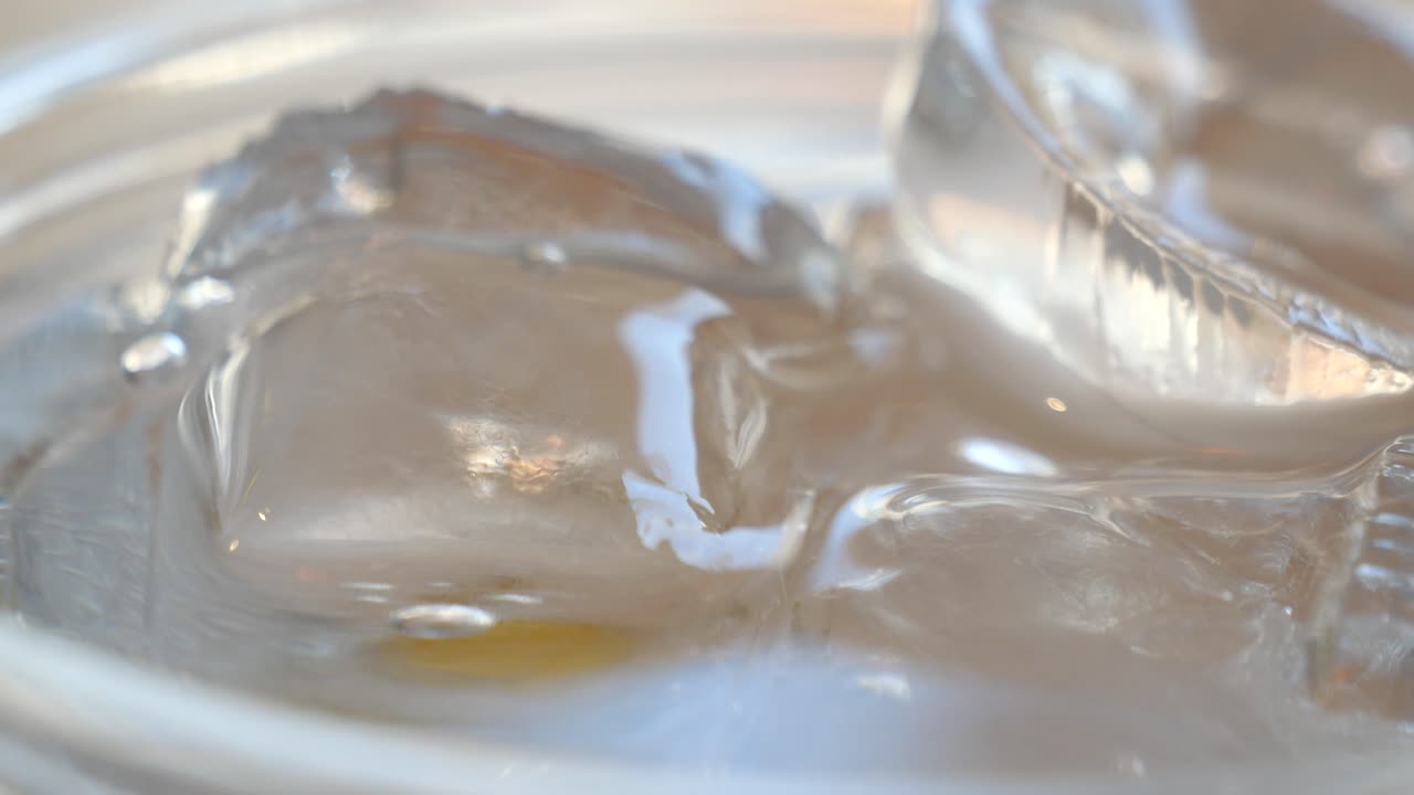 물 한 잔 에 있는 얼음 어리 들 의 근접 사진