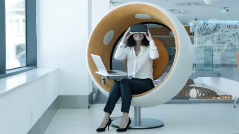 mujer de negocios alegre disfrutando de la realidad virtual