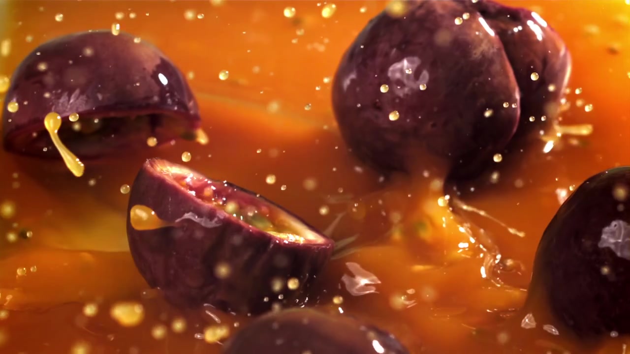 Metà di frutto della passione fresche che schizzano in succo tropicale