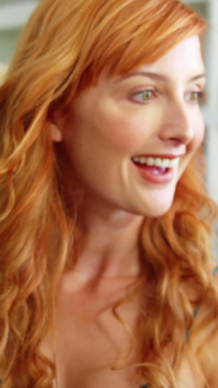 디지털 태블릿을 사용하는 여성 꽃 가게