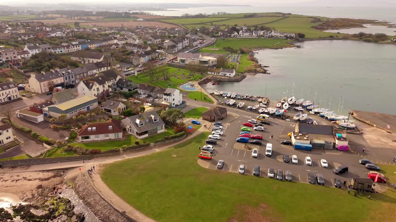Video aereo dall'alto 4K 60FPS del villaggio e della spiaggia di Groomsport nella contea di Down, Irlanda del Nord. Prodotto con colori Rec709.