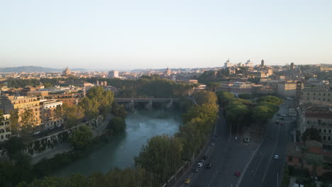 Los-Autos-Corren-Por-Las-Calles-Del-Jardín-Naranja-Roma-Italia-Mientras-La-Luz-De-La-Hora-Dorada-Del-Atardecer-Se-Extiende-Por-La-Ciudad