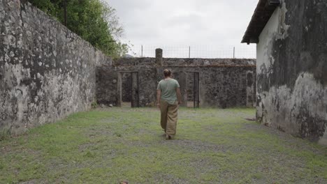 Turista-Caminando-Dentro-Del-Antiguo-Campo-De-Prisioneros-En-Con-Dao,-Ba-Ria-Vung-Tau-En-Vietnam