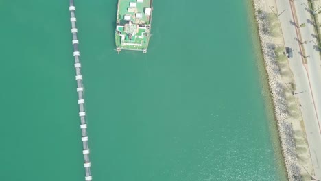 Vogelperspektive-Auf-Ein-Bauschiff-Mit-Einem-Großen-Kran-Am-Ufer