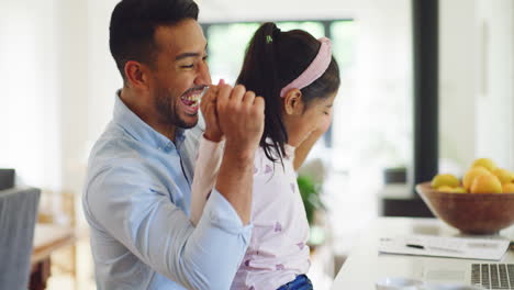 Joven-Padre-E-Hija-Animando-Con-Alegría