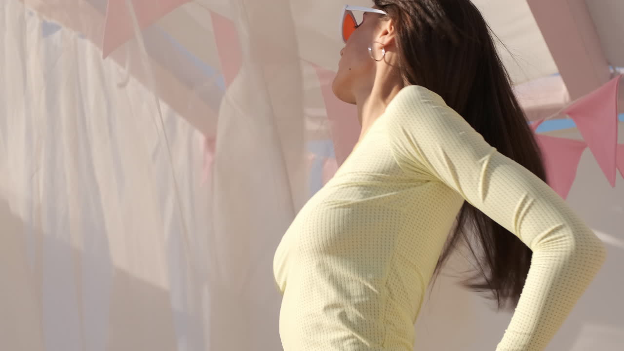 해변 침대에 서 있는 갈색 소녀.