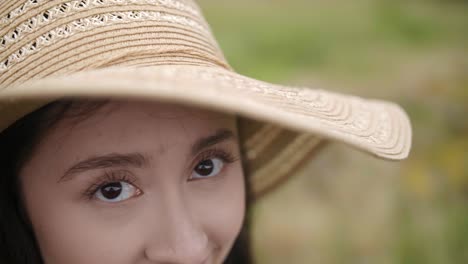 Cerrar-Linda-Chica-Con-Sombrero-De-Paja-Mira-Hacia-La-Cámara-Con-Hermosos-Ojos