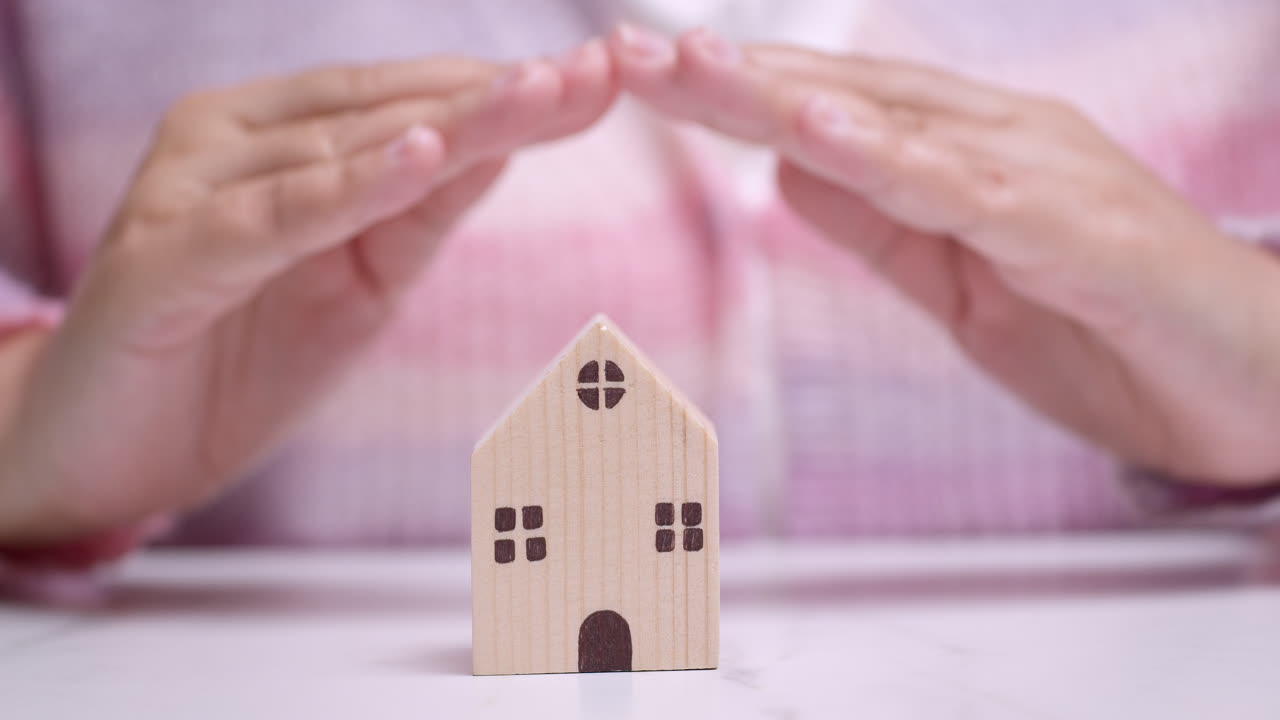 손은 집을 고 있습니다.