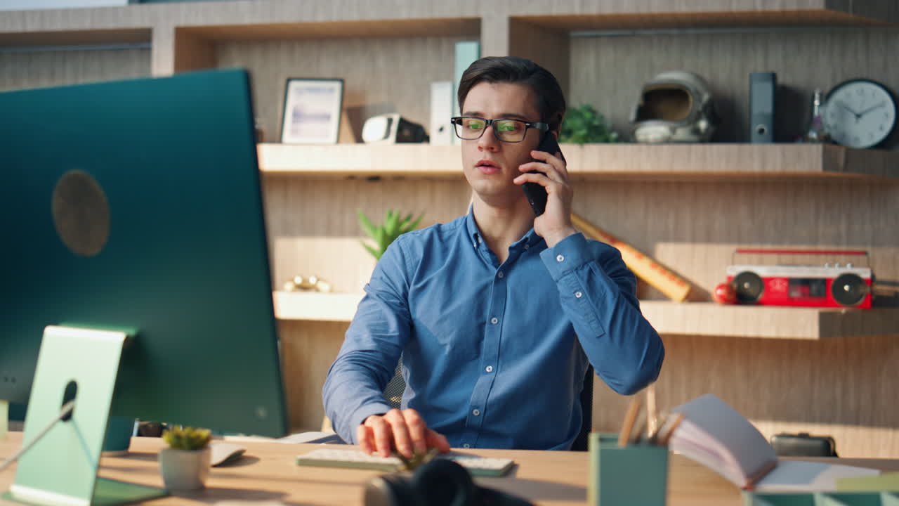 Startupero seguro haciendo una llamada en la oficina corporativa, primer plano. Hombre hablando por teléfono