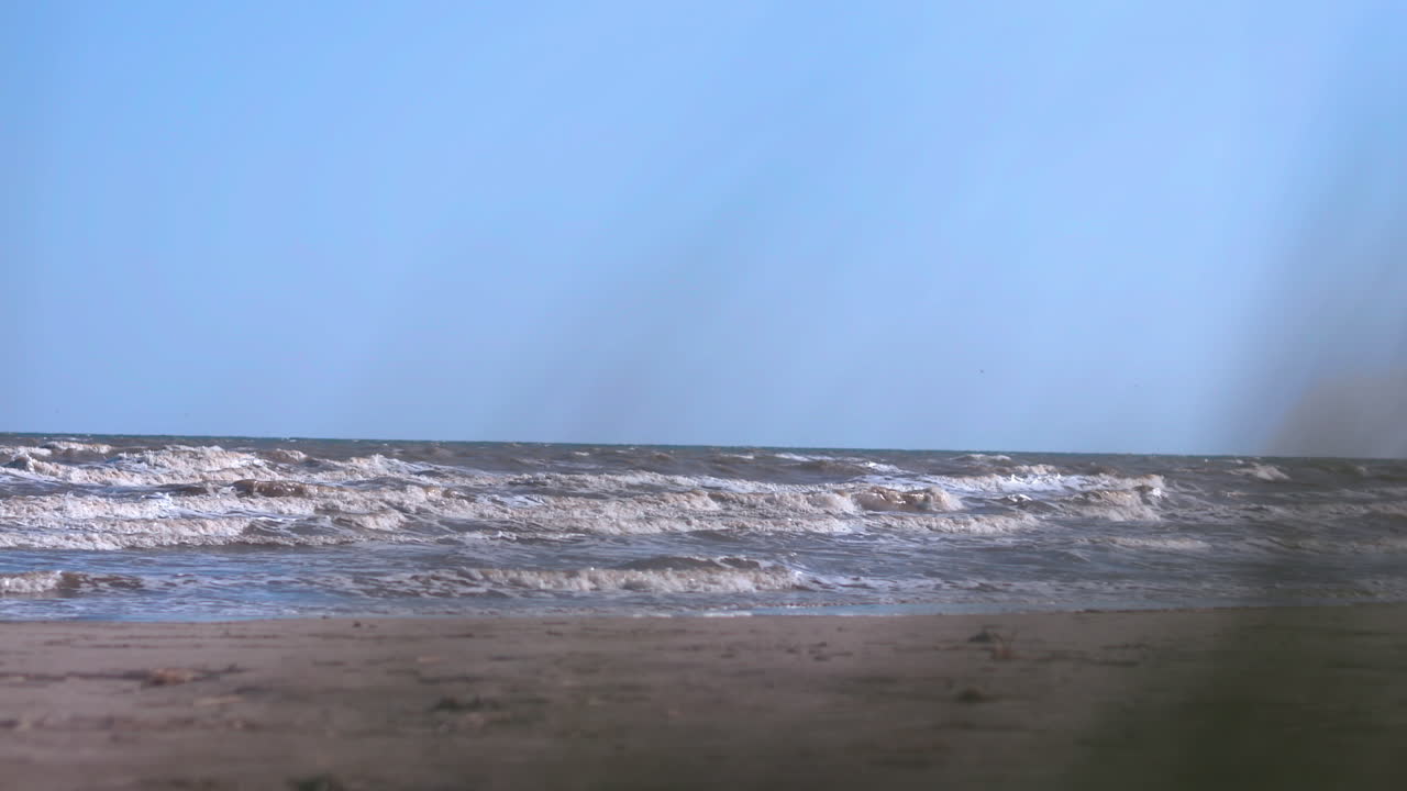 해변에서 돌진하는 바다 파도