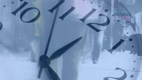 personas caminando con el reloj en primer plano