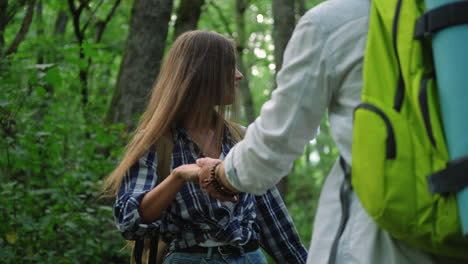 pareja de senderismo en el bosque