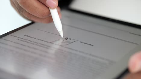 hombre de negocios que usa un lápiz estilográfico firmando un contrato en una tableta digital en el trabajo en la oficina en el interior. escriba a mano el acuerdo de negocios del contrato. firma electrónica en una computadora tableta.
