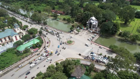 Toma-Aérea-De-Automóviles-Y-Bicicletas-En-Un-Cruce-De-Autopistas-En-India