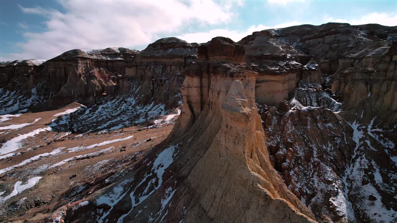 Prospettiva aerea del paesaggio geologico di Tsagaan Suvarga, Mongolia.