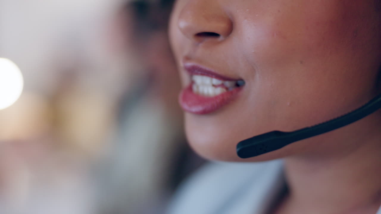 Call center, microfono o bocca di donna che parla