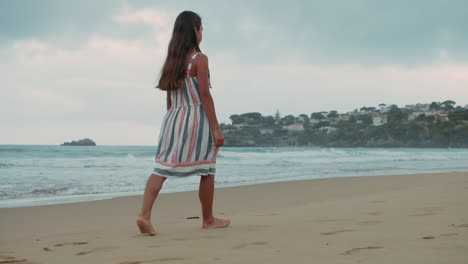 Chica-Despreocupada-Descansando-En-La-Playa-De-Arena.-Mujer-Joven-Caminando-A-La-Orilla-Del-Mar-Al-Atardecer.