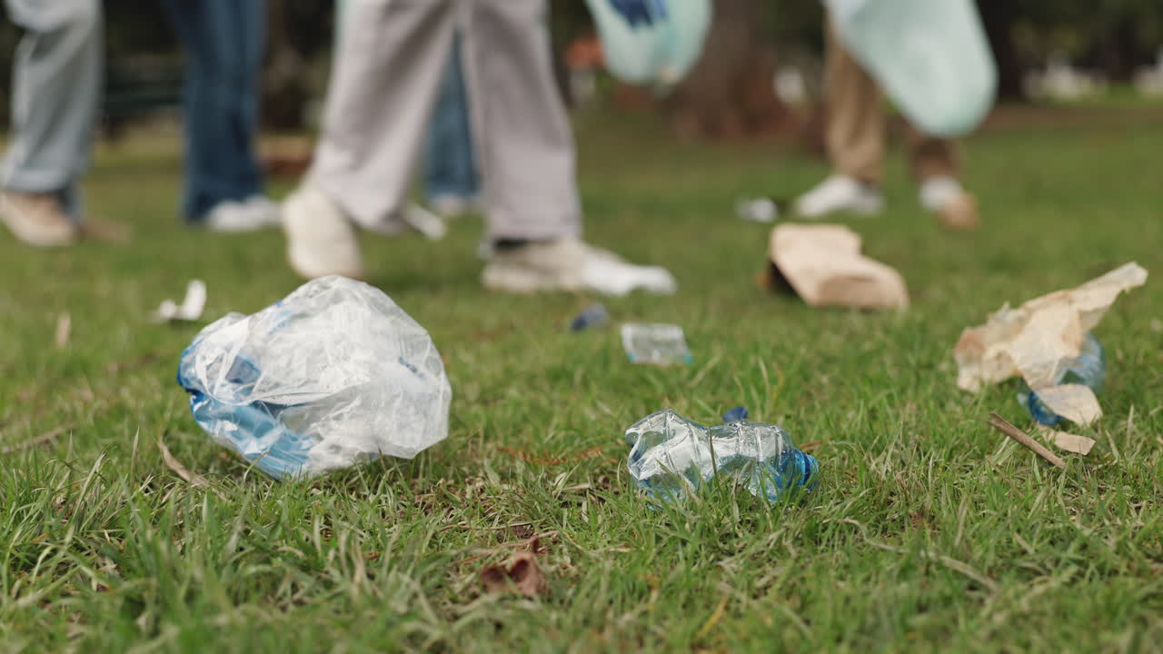 voluntarios recogiendo basura en un parque