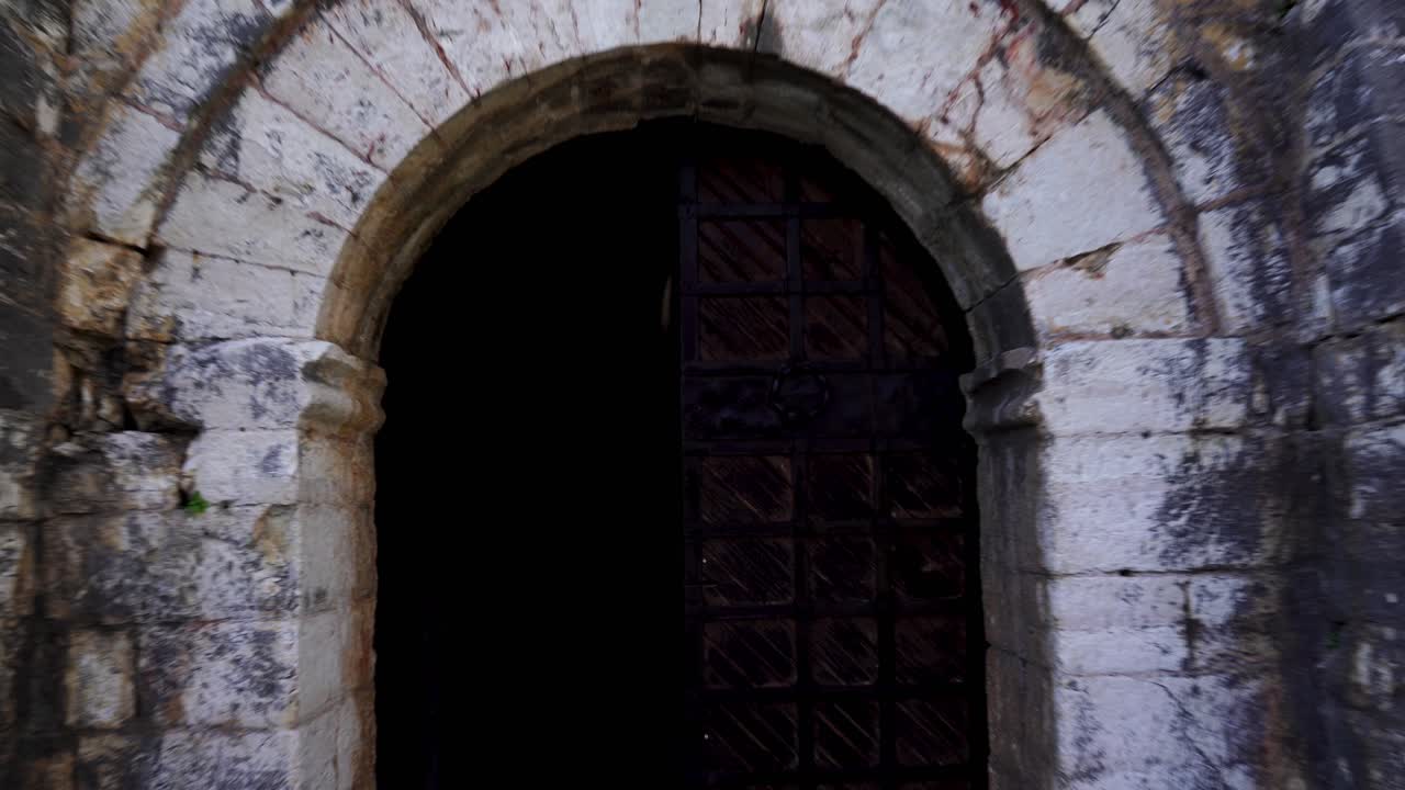 puerta arqueada del castillo medieval con hermosos muros de piedra, entrando en el interior de la fortaleza