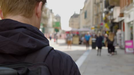 über-Die-Schulter-Geschossen-Von-Einem-Mann,-Der-Die-Cornmarket-Street-In-Oxford-Hinuntergeht?