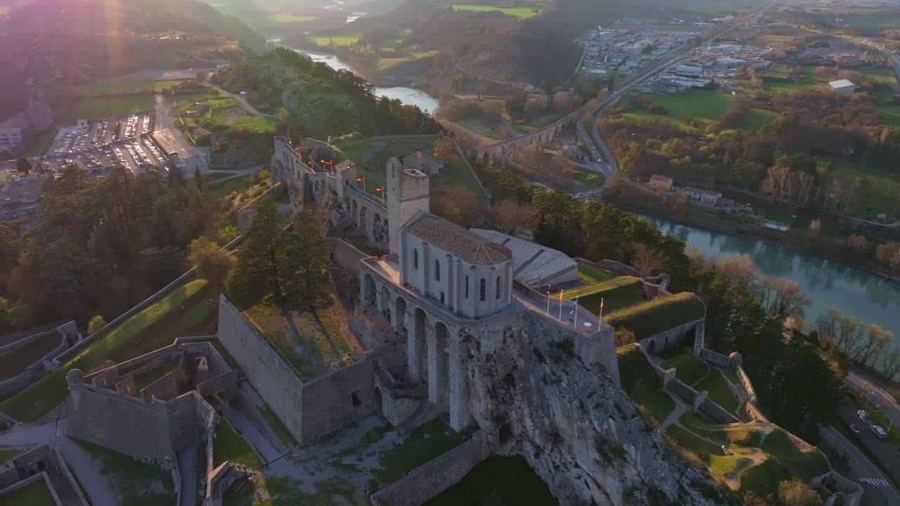 Fransız kırsalında bir hisarın etrafında yükselen etkileyici kayalıklar.