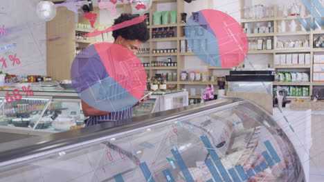 animación de números y procesamiento de datos sobre hombre biracial trabajando en la tienda.