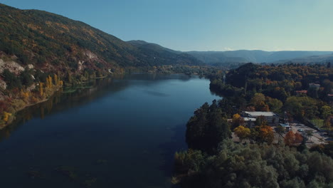 lago a ciudad y montaña