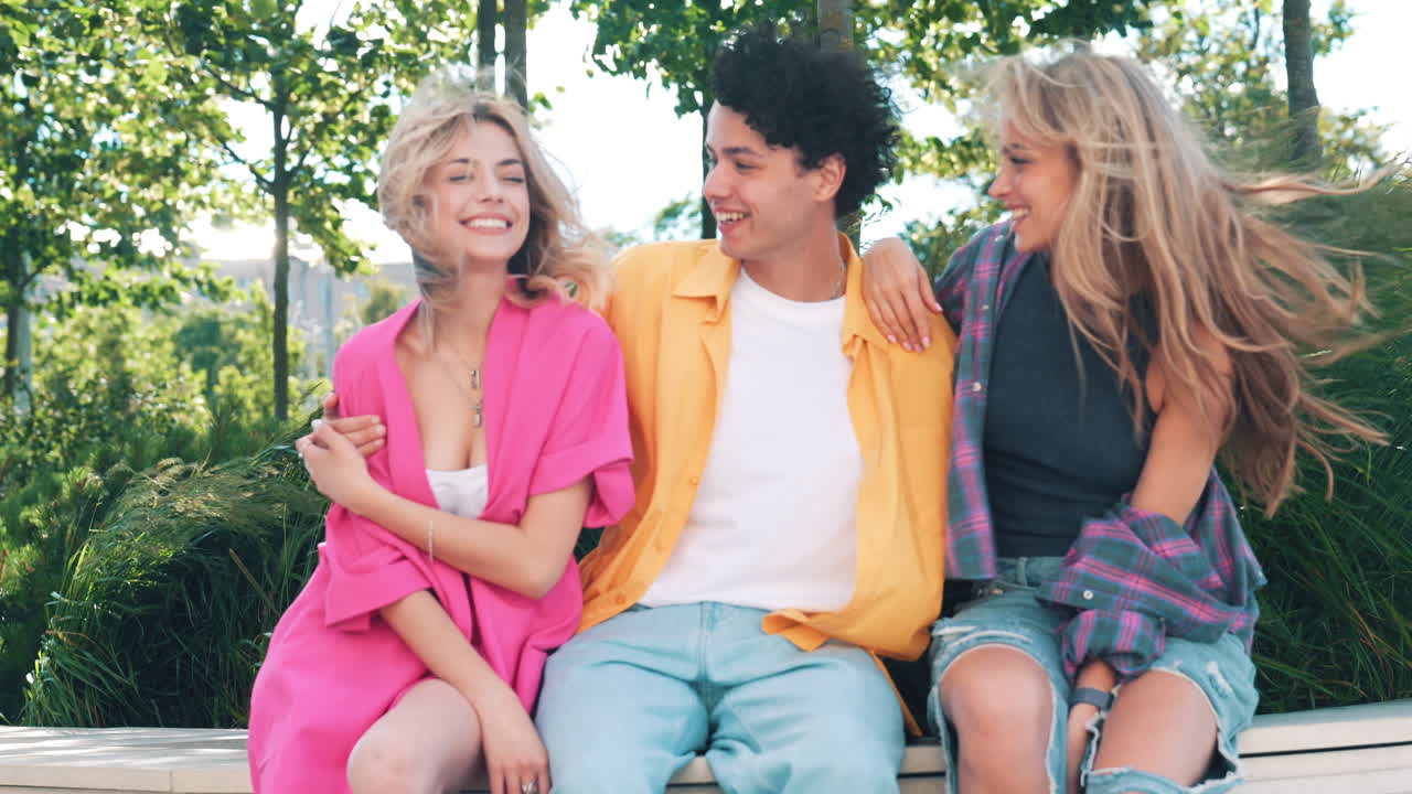 공원을 즐기는 친구들