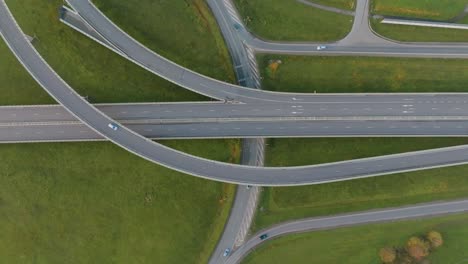 Eine-Luftaufnahme-Eine-Landstraße-Mit-Einer-Brücke-Und-Überführungen,-Auf-Denen-Autos-Und-Lastwagen-Fahren