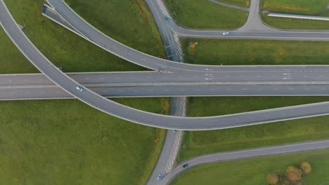 una vista aérea de una carretera rural con un puente y pasos elevados por los que viajan coches y camiones