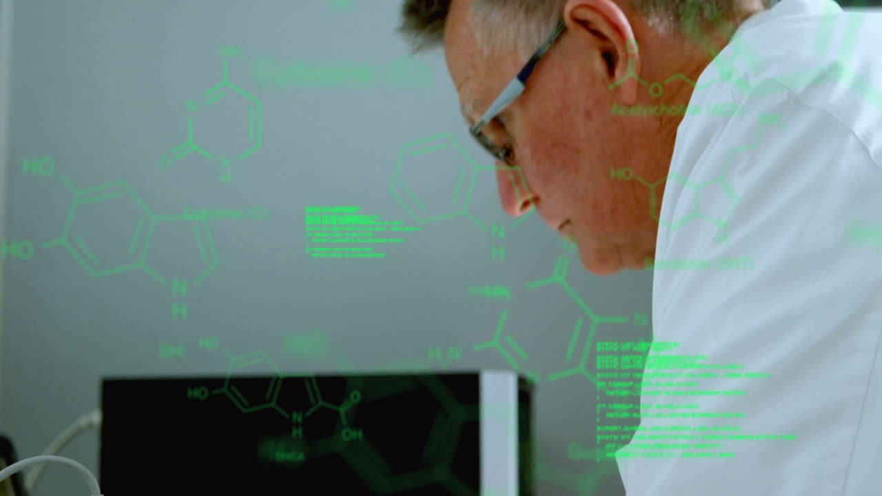 animación de procesamiento de datos con fórmula química sobre científico caucásico que trabaja en el laboratorio