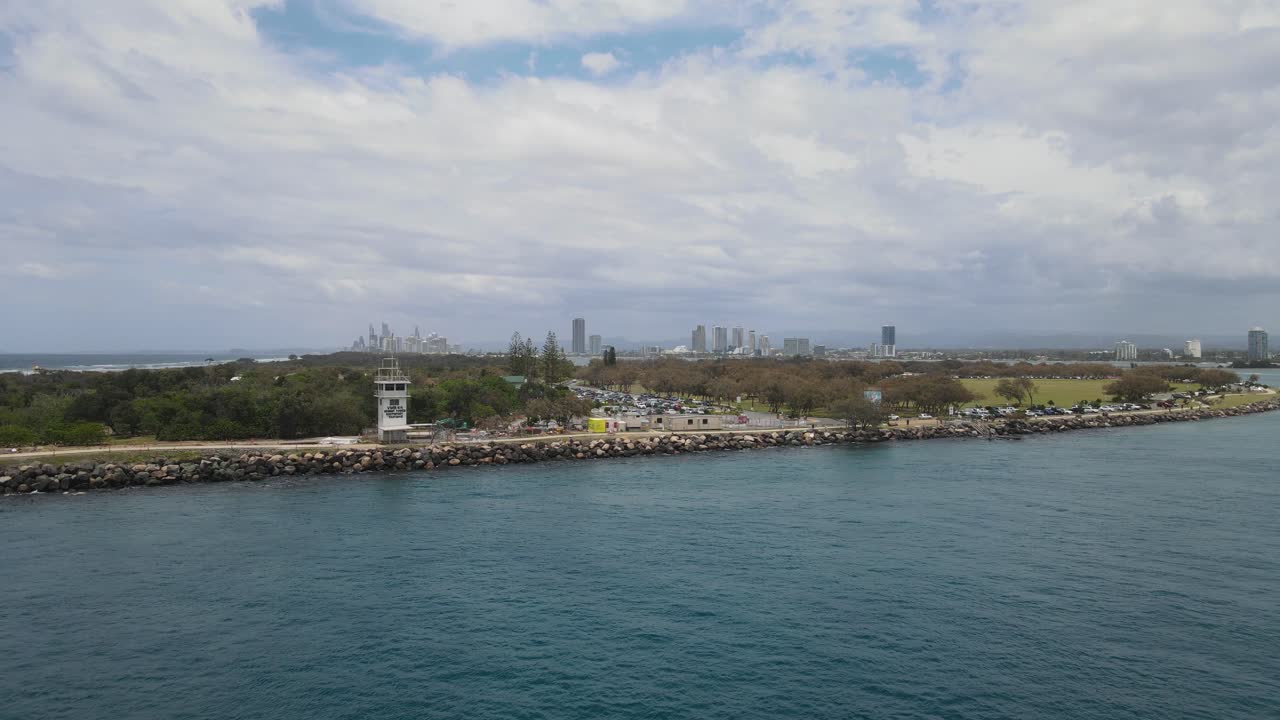 지상에서 떠오르는 대규모 도시 스카이라인과 함께 보트 수로를 가로지르는 공중 전망