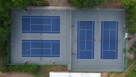 antena de arriba hacia abajo de canchas de tenis y baloncesto